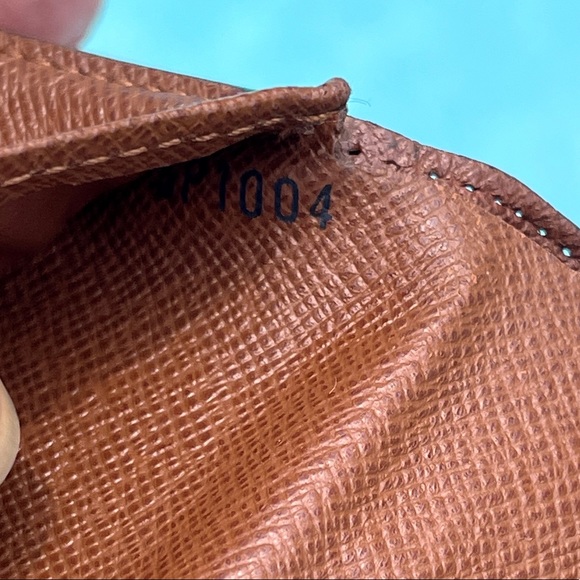 Authentic LOUIS VUITTON Vintage Unisex Signature Wallet - Picture 8 of 12